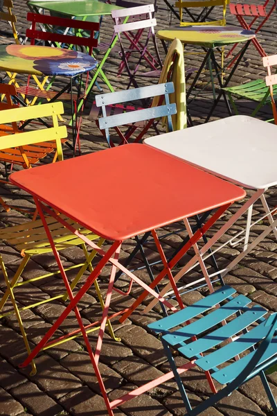 Coloridas modernas mesas e cadeiras na moda no café de rua — Fotografia de Stock