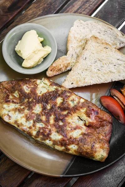 Sada omelety omeleta s toasty jednoduchá snídaně — Stock fotografie