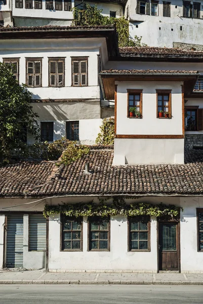 Berat Arnavutluk tarihi kent geleneksel balkan evlerde — Stok fotoğraf