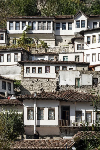 Casas balcanes tradicionales en el casco antiguo de berat albania — Foto de Stock