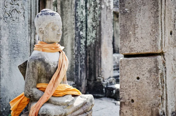Antica statua buddha in angkor wat tempio siem mietere cambogia — Foto Stock