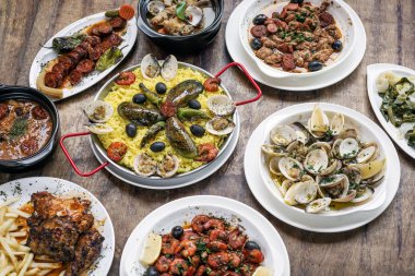 Portekizce geleneksel rustik tapas yemek seçim ahşap üzerine karışık