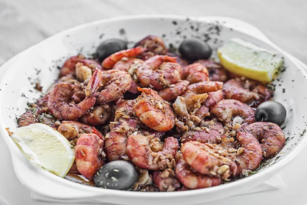 Sarımsak zeytinyağı deniz ürünleri tapas snack içinde kızarmış taze karides — Stok fotoğraf
