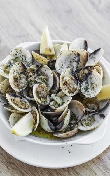 Česnek, bílé víno dušená škeble mořské plody tapas jednoduché občerstvení — Stock fotografie