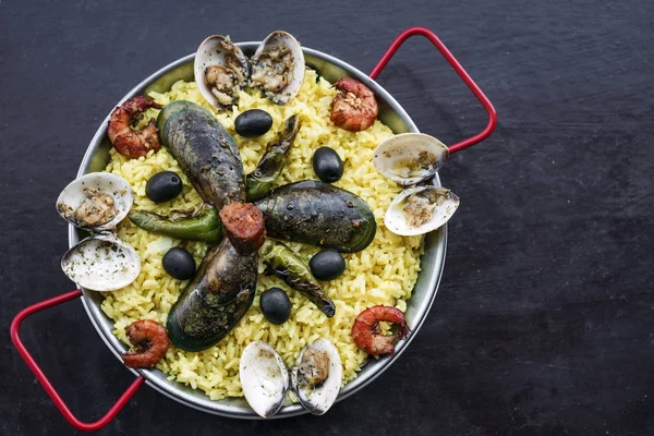 Karışık deniz ürünleri ve pirinç paella ünlü geleneksel Portekiz süresi — Stok fotoğraf