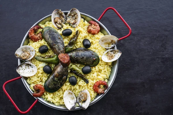 Mariscos mixtos y paella de arroz famoso palmo tradicional portugués —  Fotos de Stock