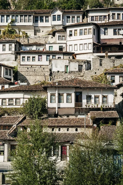 Casas balkan tradicionais na cidade velha de berat albania — Fotografia de Stock