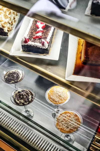 Змішані португальські традиційні торти та солодкі десерти в кафе ді — стокове фото