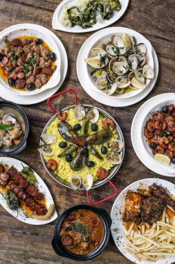 Portekizce geleneksel rustik tapas yemek seçim ahşap üzerine karışık