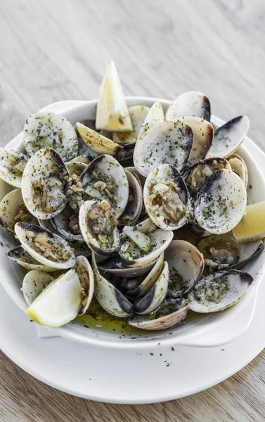 Alho vinho branco cozido no vapor amêijoas frutos do mar tapas lanche simples — Fotografia de Stock