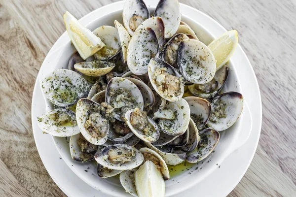 Alho vinho branco cozido no vapor amêijoas frutos do mar tapas lanche simples — Fotografia de Stock