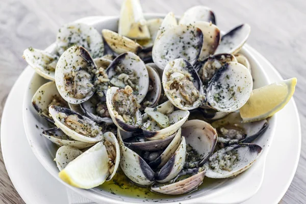 Česnek, bílé víno dušená škeble mořské plody tapas jednoduché občerstvení — Stock fotografie