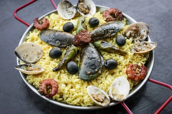 著名的传统葡萄牙大跨度混合的海鲜与水稻肉菜饭 — 图库照片