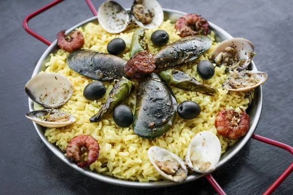 Karışık deniz ürünleri ve pirinç paella ünlü geleneksel Portekiz süresi — Stok fotoğraf