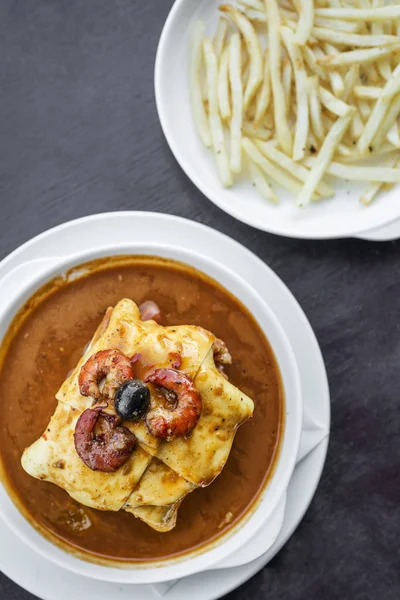 Francesinha traditionella kött ost kryddig sås grillad smörgås — Stockfoto