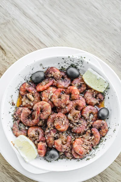 Camarones frescos fritos en ajo aceite de oliva mariscos tapas snack —  Fotos de Stock
