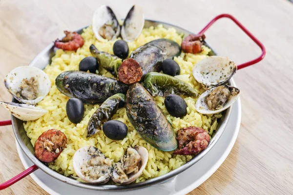 Karışık deniz ürünleri ve pirinç paella ünlü geleneksel Portekiz süresi — Stok fotoğraf