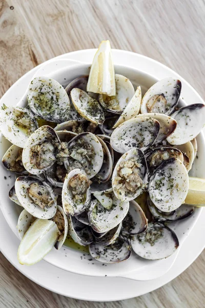 Knoflook, witte wijn gestoomde schelpdieren zeevruchten tapas eenvoudige snack — Stockfoto