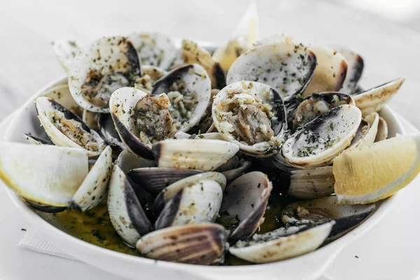 Alho vinho branco cozido no vapor amêijoas frutos do mar tapas lanche simples — Fotografia de Stock