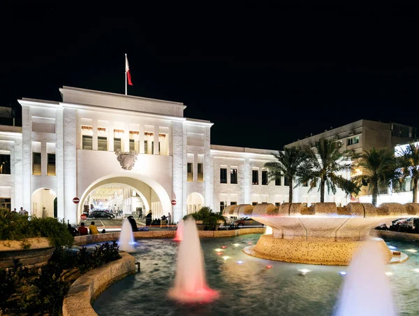 Bab al Bahrain площі пам'ятка в центральній Манамі вночі — стокове фото