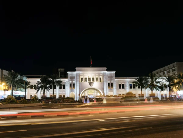 Bab al bahrain náměstí mezníkem v centrální Manáma v noci — Stock fotografie