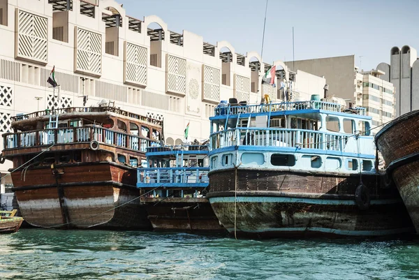 Tradycyjnej arabskiej dhow łodzie w porcie deira dubai Zjednoczone Emiraty Arabskie — Zdjęcie stockowe