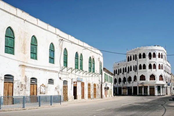 Ulica w centrum massawa lokalnej architektury starego miasta Erytrei — Zdjęcie stockowe