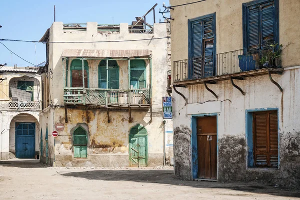 Rue d'architecture locale dans le centre massawa vieille ville eritrea — Photo