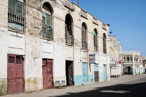 Calle de arquitectura local en el centro de Massawa casco antiguo eritrea —  Fotos de Stock