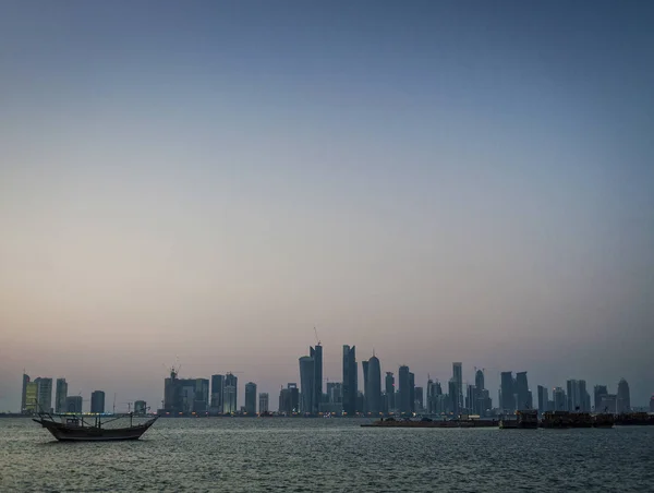 Doha ciudad urbano horizonte vista y dhow barco en qatar —  Fotos de Stock
