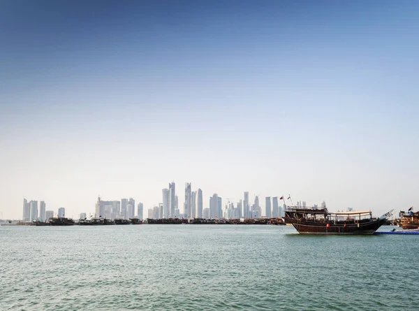 Doha stad stedelijke skyline view en dhow boot in qatar — Stockfoto