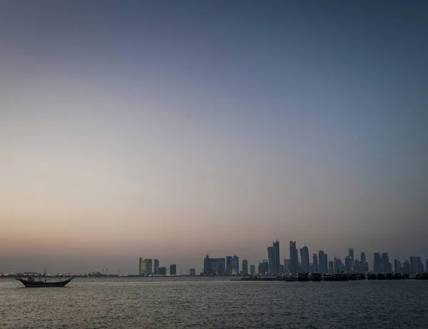 Doha cidade vista horizonte urbano e barco dhow no qatar — Fotografia de Stock