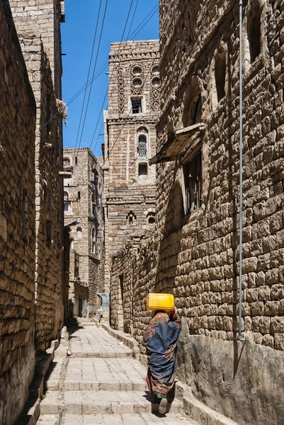 Street in traditional old yemeni shibam village near sanaa yemen — Stock Photo, Image