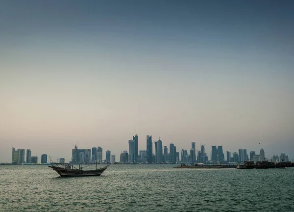 Doha stad stedelijke skyline view en dhow boot in qatar — Stockfoto