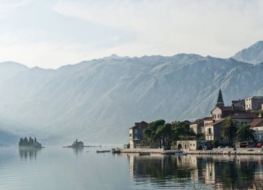 Perast geleneksel balkan köy dağ manzarası kotor yakınındaki 