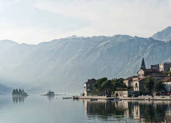 Perast tradicional balkan pueblo montaña paisaje cerca kotor —  Fotos de Stock