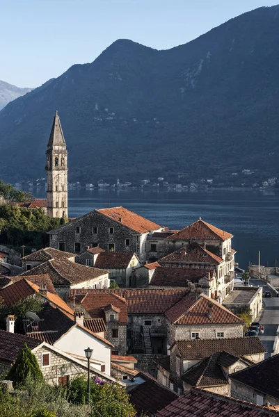 Perast geleneksel balkan köy dağ manzarası kotor yakınındaki — Stok fotoğraf