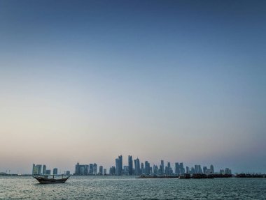 Doha şehir şehir manzarası görünümü ve dhow tekne Katar