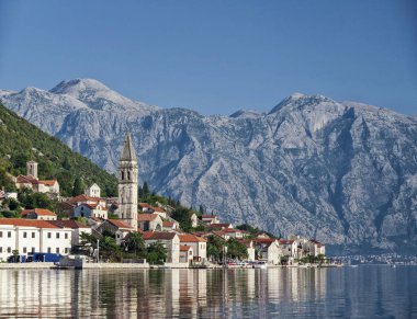 Perast geleneksel balkan köy dağ manzarası kotor yakınındaki 
