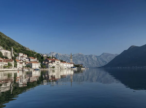 Perast tradicional balkan pueblo montaña paisaje cerca kotor —  Fotos de Stock