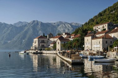 Perast geleneksel balkan köy dağ manzarası kotor yakınındaki 