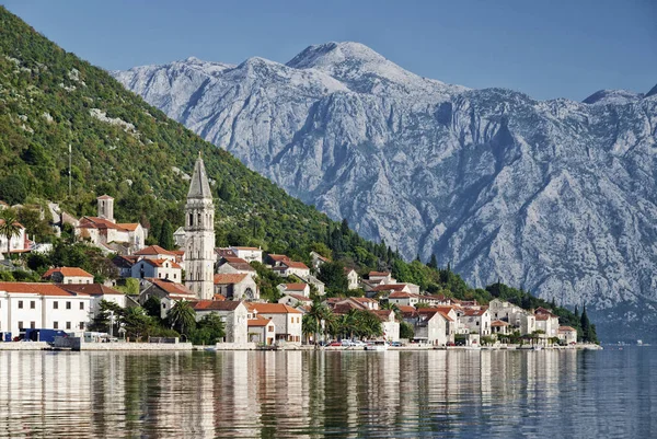 Perast traditionellen Balkan-Dorf Berglandschaft in der Nähe von Kotor — Stockfoto