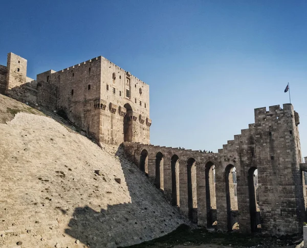 Ciudadela fortaleza puerta hito en el centro de la vieja ciudad de Aleppo syria — Foto de Stock