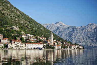 Perast geleneksel balkan köy dağ manzarası kotor yakınındaki 