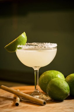 Meksika limon kireç margarita kokteyl içmek bar