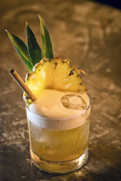 Cocktail di rum tropicale al mango all'ananas nel bar — Foto Stock