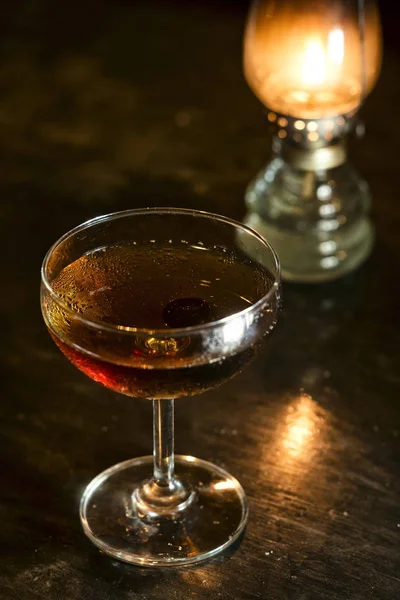 Manhattan klassischer Whisky Cocktail Drink in der Bar — Stockfoto