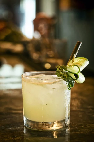 Gurke Zitrone Minze Wodka Cocktail-Drink in der Bar — Stockfoto