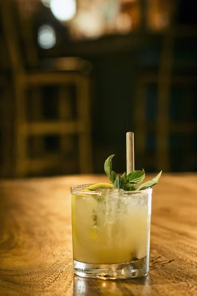 Minze Julep Cocktailgetränk in der Bar — Stockfoto