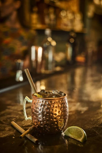 럼 매운 계 피 라임 칵테일 잔에 바 — 스톡 사진
